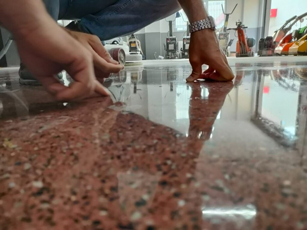 Beton zemin parlatma uygulaması
